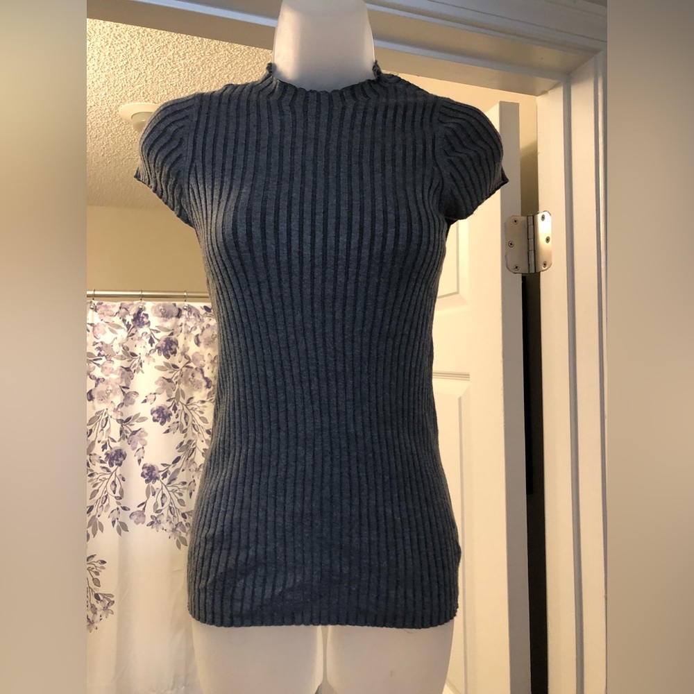 Express cap sleeve shirt. Size small in charcoal gray